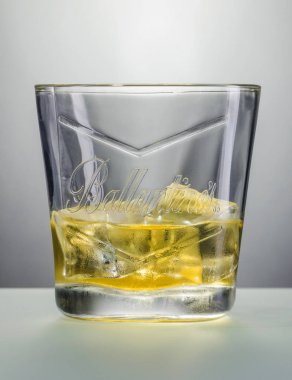 Kwidzyn, Polonya 10 Aralık 2017: Cam Ballantines viski buz üzerinde. Ballantines harmanlanmış scotch viski üretilen Pernod Ricard Dumbarton, İskoçya'da tarafından üretilen