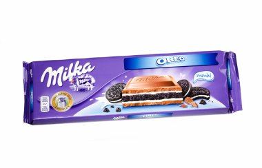 Kwidzyn, Polonya 19 Aralık 2017: beyaz izole Milka Bar çikolata. Milka 1901 yılında İsviçre kökenli çikolata şekerleme markasıdır..