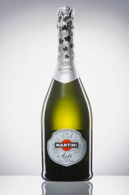 Kwidzyn, Polonya 18 Aralık 2017: Martini şişe köpüklü şarap degrade arka plan üzerinde izole. Martini mi İtalyan vermut, sonra Martini ve Rossi Distilleria Nazionale di Spirito di adında marka Vino Turin.