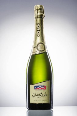 Kwidzyn, Polonya 18 Aralık 2017: Cinzano şişe köpüklü şarap degrade arka plan üzerinde izole. Cinzano vermouths Torino İtalya ve tarihi 1757 geri geldi.