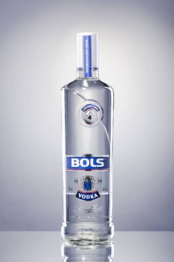 Kwidzyn, Polonya 18 Aralık 2017: degrade arka plan üzerinde izole Bols votka. Bolls marka Lucas Bols, alkollü içeceklerin Hollandalı distiller tarafından kullanılan adıdır. 