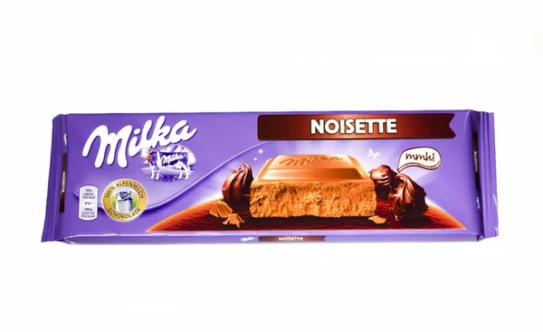 ポーランド 2017 バーのミルカ チョコレートは 白で隔離 ミルカは 1901 年にスイス連邦共和国に由来するチョコレート菓子のブランド — ストック写真