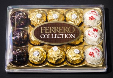 Kwidzyn, Polonya 19 Aralık 2017: Ferrero koleksiyonu çikolata ürünleri. Alba, İtalya için 1946 yılında kurulan İtalyanca chocolatier tarafından üretilen çikolata şekerleme Ferrero Rocher olduğunu.