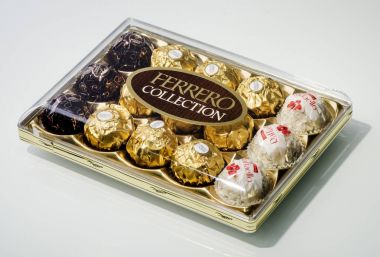 Kwidzyn, Polonya 19 Aralık 2017: Ferrero koleksiyonu çikolata ürünleri. Alba, İtalya için 1946 yılında kurulan İtalyanca chocolatier tarafından üretilen çikolata şekerleme Ferrero Rocher olduğunu.
