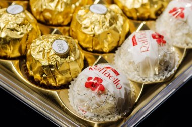 Kwidzyn, Polonya 19 Aralık 2017: Ferrero koleksiyonu çikolata ürünleri. Alba, İtalya için 1946 yılında kurulan İtalyanca chocolatier tarafından üretilen çikolata şekerleme Ferrero Rocher olduğunu.