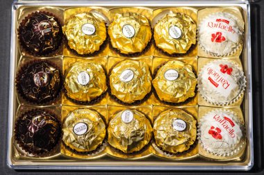 Kwidzyn, Polonya 19 Aralık 2017: Ferrero koleksiyonu çikolata ürünleri. Alba, İtalya için 1946 yılında kurulan İtalyanca chocolatier tarafından üretilen çikolata şekerleme Ferrero Rocher olduğunu.