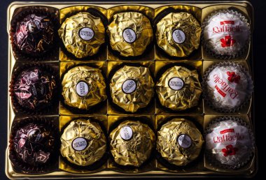 Kwidzyn, Polonya 19 Aralık 2017: Ferrero koleksiyonu çikolata ürünleri. Alba, İtalya için 1946 yılında kurulan İtalyanca chocolatier tarafından üretilen çikolata şekerleme Ferrero Rocher olduğunu.