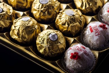 Kwidzyn, Polonya 19 Aralık 2017: Ferrero koleksiyonu çikolata ürünleri. Alba, İtalya için 1946 yılında kurulan İtalyanca chocolatier tarafından üretilen çikolata şekerleme Ferrero Rocher olduğunu.