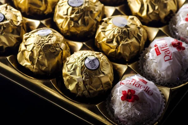 ポーランド 2017 フェレロ チョコレート コレクション製品 フェレロロシェがイタリアのアルバで 1946 年に設立されたイタリアのショコラティエによるチョコレート菓子です — ストック写真