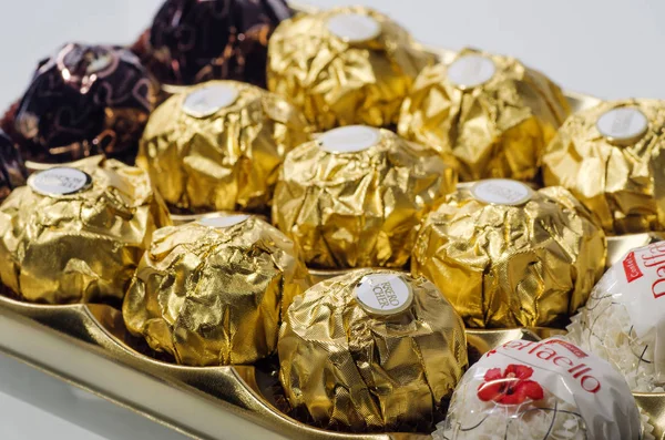 Kwidzyn Polen Dezember 2017 Ferrero Collection Chocolate Products Ferrero Rocher lizenzfreie Stockbilder