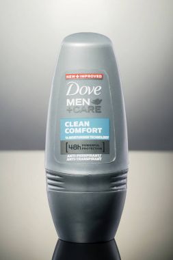 Kwidzyn, Polonya 3 Şubat 2018: degrade arka plan üzerinde izole Dove deodorant. Güvercin, Birleşik Krallık'ta kaynaklanan Unilever sahip olduğu kişisel bakım markasıdır. Güvercin 1955'te kullanılmaya başlanan.