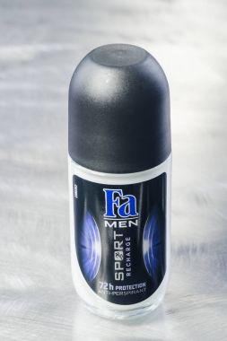 Kwidzyn, Polonya 3 Şubat 2018: metal arka plan üzerinde izole Fa deodorant. SK kişisel bakım ürünleri için uluslararası markasıdır. Alman şirketi Henkel Ag iştiraki olan.