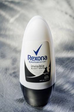 Kwidzyn, Polonya 3 Şubat 2018: metal arka plan üzerinde izole Rexona deodorant. Rexona deodorant ve Avustralya'da kurulan ve Unilever tarafından üretilen antiperspirant marka olduğunu.