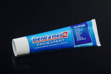 Kwidzyn, Polonya 3 Şubat 2018: siyah arka plan üzerine izole karışım-a-med diş macunu. Procter and Gamble Blendax Gmbh önceki adıyla 1987 yılında tarafından alınan kurulan Alman diş macunu adıdır.