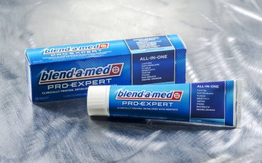 Kwidzyn, Polonya 3 Şubat 2018: metal arka plan üzerinde izole karışım-a-med diş macunu. Procter and Gamble Blendax Gmbh önceki adıyla 1987 yılında tarafından alınan kurulan Alman diş macunu adıdır.