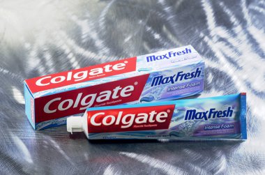 Kwidzyn, Polonya 3 Şubat 2018: Colgate metal arka plan üzerinde izole diş macunu. Colgate Colgate-Palmolive Amerikan sanayii şirketi tarafından imal edilmektedir. Colgate oral hijyen ürünleri ilk şirket tarafından 1873 yılında satıldı.