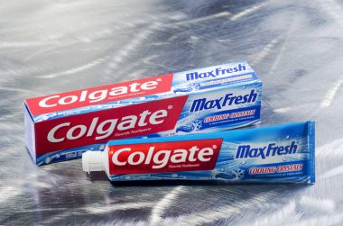 Kwidzyn, Polonya 3 Şubat 2018: Colgate metal arka plan üzerinde izole diş macunu. Colgate Colgate-Palmolive Amerikan sanayii şirketi tarafından imal edilmektedir. Colgate oral hijyen ürünleri ilk şirket tarafından 1873 yılında satıldı.