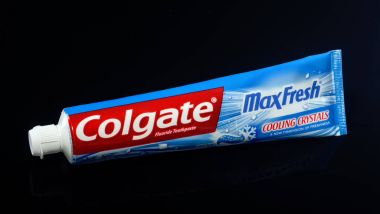 Kwidzyn, Polonya 3 Şubat 2018: Colgate izole siyah arka plan üzerine diş macunu. Colgate Colgate-Palmolive Amerikan sanayii şirketi tarafından imal edilmektedir. Colgate oral hijyen ürünleri ilk şirket tarafından 1873 yılında satıldı.
