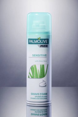 Kwidzyn, Polonya 3 Şubat 2018: degrade arka plan üzerinde izole Palmolive tıraş köpüğü. Palmolive Colgate-Palmolive Amerikan şirketi tarafından üretilen ürün hattı, ticari markasıdır. 1898 yılında kökenli adı.