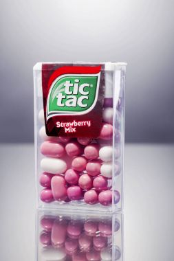Kwidzyn, Polonya 3 Şubat 2018: Tic tac izole üzerinde gradyan arka planı bırakır. Naneli şeker İtalyan pudra Ferrero tarafından imal edilmiş olup, ilk 1968 yılında üretildi.
