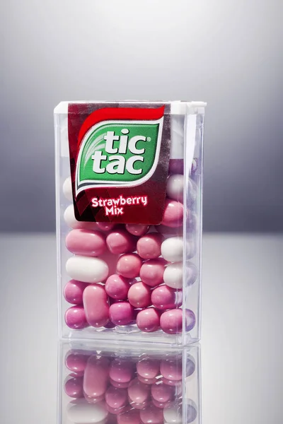 ポーランド 2018 Tic Tac の分離のグラデーションの背景を削除します タイムスタンプはイタリア菓子フェレーロで製造され 1968 年に初めて作られました — ストック写真