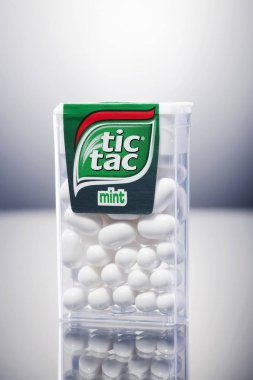 Kwidzyn, Polonya 8 Şubat 2018: Tic tac izole üzerinde gradyan arka planı bırakır. Naneli şeker İtalyan pudra Ferrero tarafından imal edilmiş olup, ilk 1968 yılında üretildi.