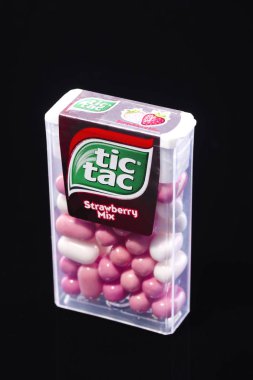 Kwidzyn, Polonya 8 Şubat 2018: Tic tac izole üzerinde siyah arka plan damla. Naneli şeker İtalyan pudra Ferrero tarafından imal edilmiş olup, ilk 1968 yılında üretildi.