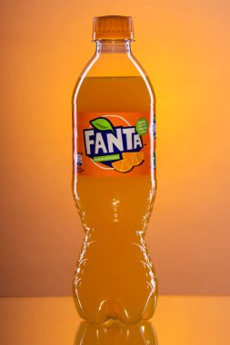 Kwidzyn, Polonya 4 Nisan 2017: Fanta şişe içki degrade arka plan üzerinde. Fanta, Meyve aromalı gazlı alkolsüz içecek Coca Cola Company tarafından üretilen olduğunu. Fanta 1941 yılında tanıtıldı.