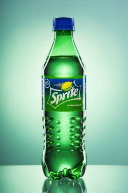 Kwidzyn, Polonya 4 Nisan 2017: Sprite şişe içki degrade arka plan üzerinde. Sprite limon benzeri aromalı yumuşak Coca-Cola Company tarafından üretilen içecektir. Sprite 1961 yılında tanıtıldı.