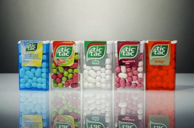 Kwidzyn, Polonya 19 Şubat 2018: degrade arka plan üzerinde izole çeşitli Tic tac damla. Naneli şeker İtalyan pudra Ferrero tarafından imal edilmiş olup, ilk 1968 yılında üretildi.