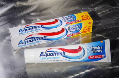 Kwidzyn, Polonya 19 Şubat 2018: Aquafresh metal arka plan üzerinde izole diş macunu. Aquafresh 1973 yılından beri mevcuttur, İngiliz ilaç firması Glaxosmithkline tarafından üretilir.