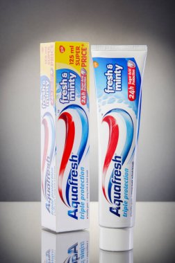 Kwidzyn, Polonya 19 Şubat 2018: Aquafresh degrade arka plan üzerinde izole diş macunu. Aquafresh 1973 yılından beri mevcuttur, İngiliz ilaç firması Glaxosmithkline tarafından üretilir.