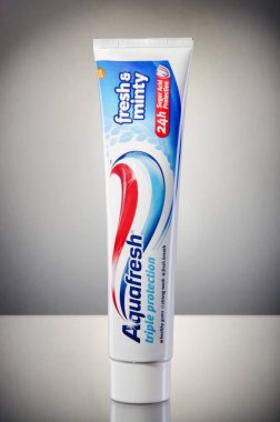 Kwidzyn, Polonya 19 Şubat 2018: Aquafresh degrade arka plan üzerinde izole diş macunu. Aquafresh 1973 yılından beri mevcuttur, İngiliz ilaç firması Glaxosmithkline tarafından üretilir.