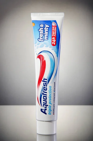 Kwidzyn Poland February 2018 Aquafresh Зубная Паста Изолирована Градиентном Фоне — стоковое фото