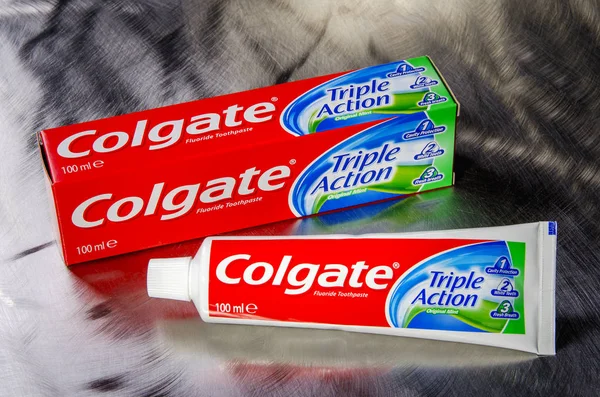 Kwidzyn, Polonya 19 Şubat 2018: metal arka plan üzerinde izole Colgate üçlü etki diş macunu. Colgate Colgate-Palmolive Amerikan sanayii şirketi tarafından imal edilmektedir.
