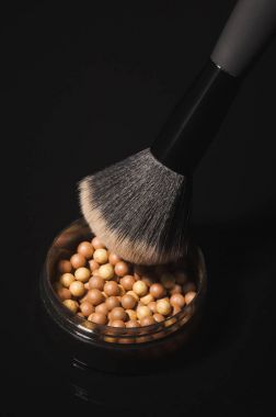 Kwidzyn, Polonya 1 Mart 2018: Avon parlayan koyu arka plan üzerinde izole bronzlama inciler. Avon ürünleri Inc David Mcconnell tarafından 1886 yılında İngiltere'de kurulmuştur. Avon güzellik, ev ve kişisel bakım kategorileri şirketinde satış doğrudan. 