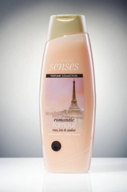 Kwidzyn, Polonya 1 Mart 2018: Avon duş krem üzerinde gradyan arka plan izole hissediyor. Avon ürünleri Inc David Mcconnell tarafından 1886 yılında İngiltere'de kurulmuştur. Avon güzellik, ev ve kişisel bakım kategorileri şirketinde satış doğrudan. 