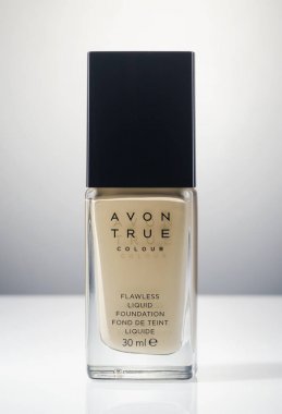 Kwidzyn, Polonya 1 Mart 2018: degrade arka plan üzerinde izole Avon kusursuz sıvı temel. Avon ürünleri Inc David Mcconnell tarafından 1886 yılında İngiltere'de kurulmuştur. Avon güzellik, ev ve kişisel bakım kategorileri şirketinde satış doğrudan. 