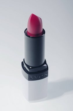 Kwidzyn, Polonya 1 Mart 2018: degrade arka plan üzerinde izole Avon ruj. Avon ürünleri Inc David Mcconnell tarafından 1886 yılında İngiltere'de kurulmuştur. Avon güzellik, ev ve kişisel bakım kategorileri şirketinde satış doğrudan. 