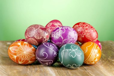 renkli çizilmiş El yapımı Paskalya yumurtaları ahşap bir masa üzerinde