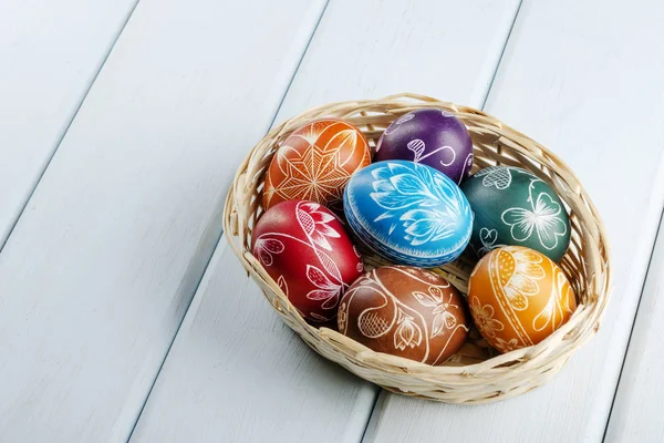 Colorido Arranhado Artesanal Ovos Páscoa Uma Mesa Madeira — Fotografia de Stock