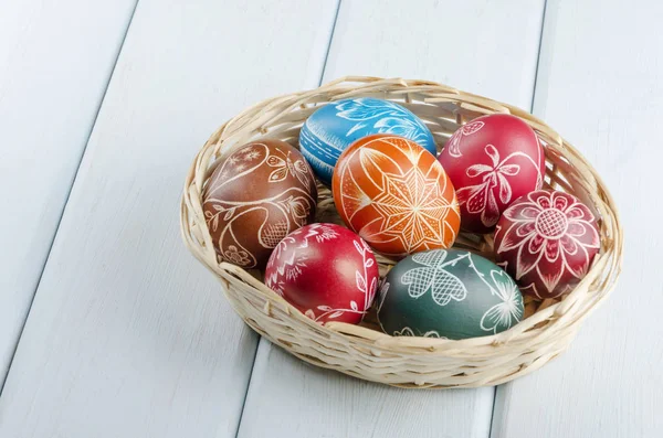 Bunt Zerkratzte Handgefertigte Ostereier Auf Einem Holztisch — Stockfoto