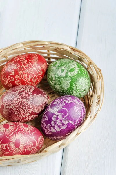 Coloridos Huevos Pascua Hechos Mano Arañados Una Mesa Madera —  Fotos de Stock