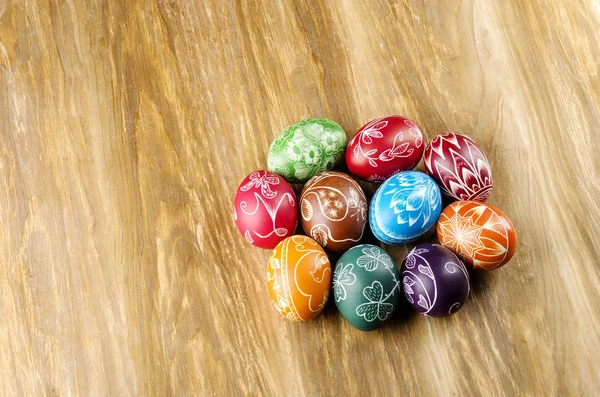 彩色手工复活节彩蛋在木桌上划伤 — 图库照片