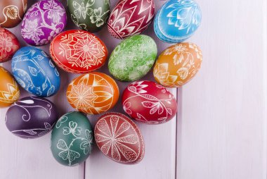 renkli çizilmiş El yapımı Paskalya yumurtaları ahşap bir masa üzerinde