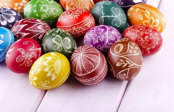 Barevné Poškrábaný Ručně Dělané Velikonoční Vajíčka Dřevěný Stůl — Stock fotografie