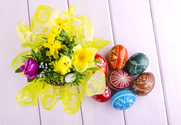 Coloridos Huevos Pascua Hechos Mano Arañados Una Mesa Madera — Foto de Stock