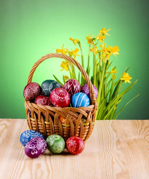 Bunt Zerkratzte Handgefertigte Ostereier Weidenkorb — Stockfoto