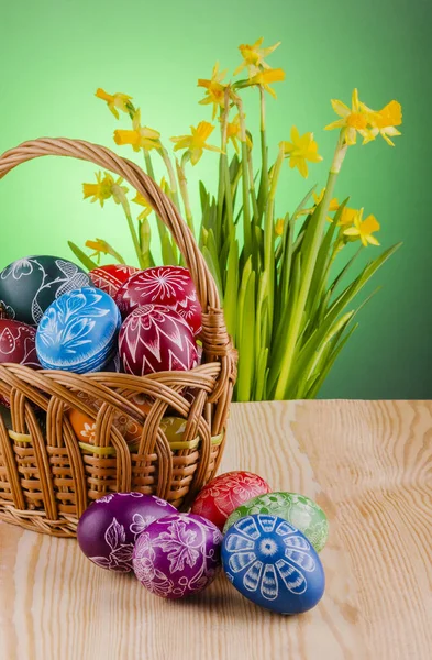 彩色手工复活节彩蛋在柳篮中划伤 — 图库照片