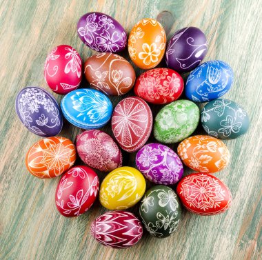 renkli çizilmiş El yapımı Paskalya yumurtaları ahşap bir masa üzerinde